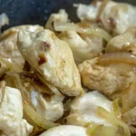 kurczak-duszony-w-sosie-cebulowym-przepis-na-doskonale-danie-na.webp.webp
